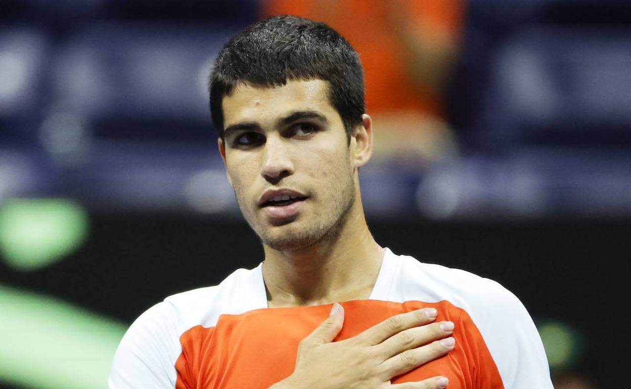 Carlos Alcaraz, en la madrugada de este martes, durante su partido frente a Marin Cilic. 