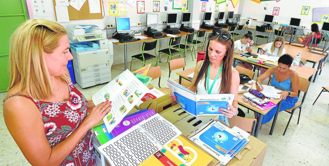 Profesores del colegio San Juan Bautista, ayer, preparan el material y los libros para hoy, día del regreso a las aulas. 