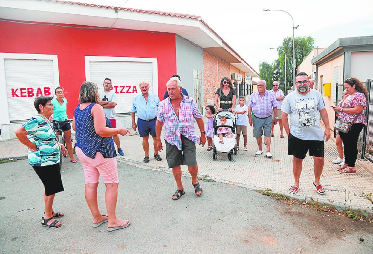 Vecinos de La Aljorra patrullando las calles, el viernes 