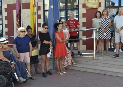 Imagen secundaria 1 - Minuto de silencio a las puertas del Ayuntamiento, este miércoles, y 'Lola', la perra fallecida a causa de la agresión.