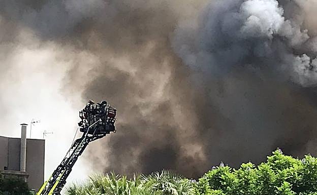 Efectivos de bomberos trabajan en el incendio. 