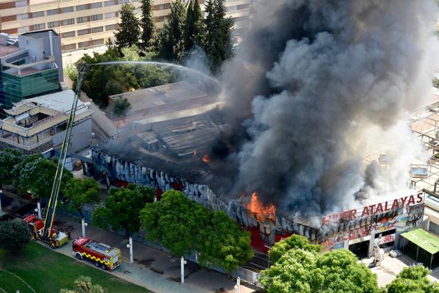 Fotos: Las llamas devoran el bazar de Atalayas en Murcia, en imágenes