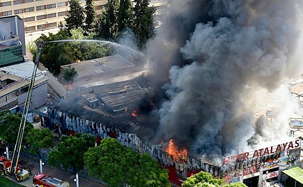 Galería. Los bomberos intentan sofocar el incendio del bazar de Atalayas en Murcia.