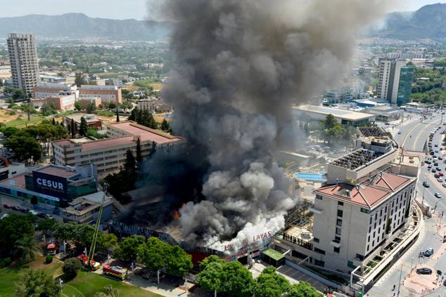 Fotos: Las llamas devoran el bazar de Atalayas en Murcia, en imágenes