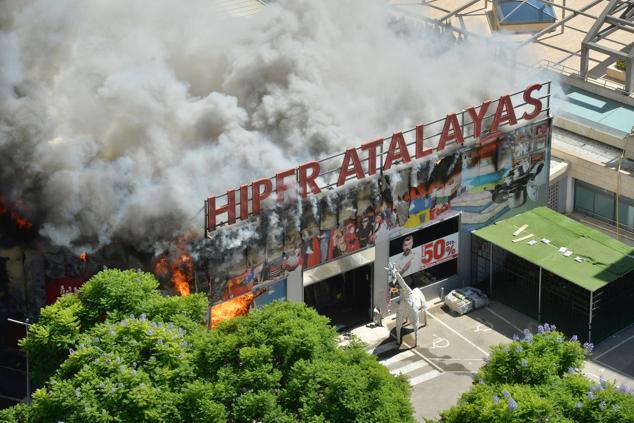 Fotos: Las llamas devoran el bazar de Atalayas en Murcia, en imágenes