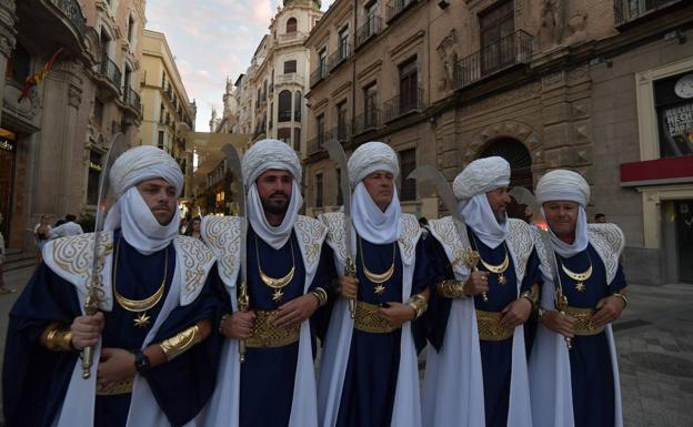 Galería. Centenares de festeros protagonizan un pasacalles por el centro de Murcia