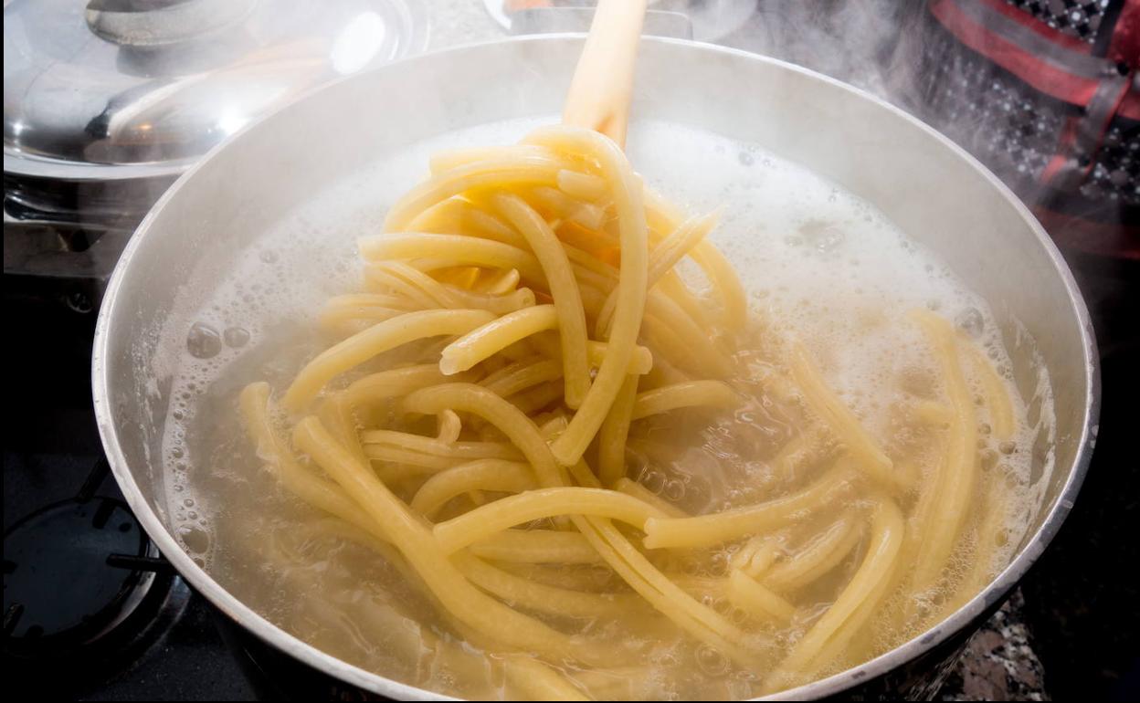 El polémico truco de un Nobel de Física para ahorrar energía cuando cocinas pasta