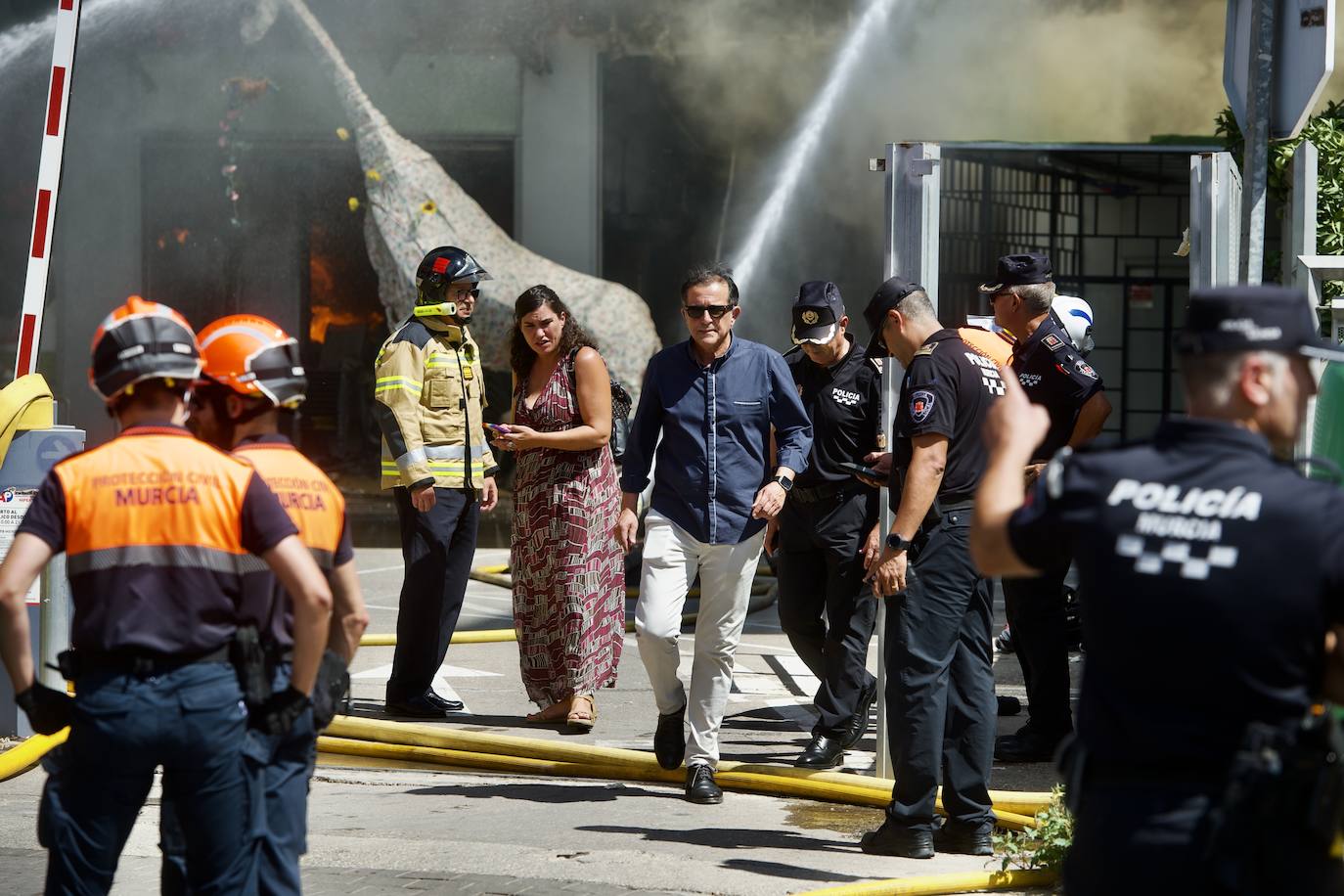 Fotos: Las llamas devoran el bazar de Atalayas en Murcia, en imágenes