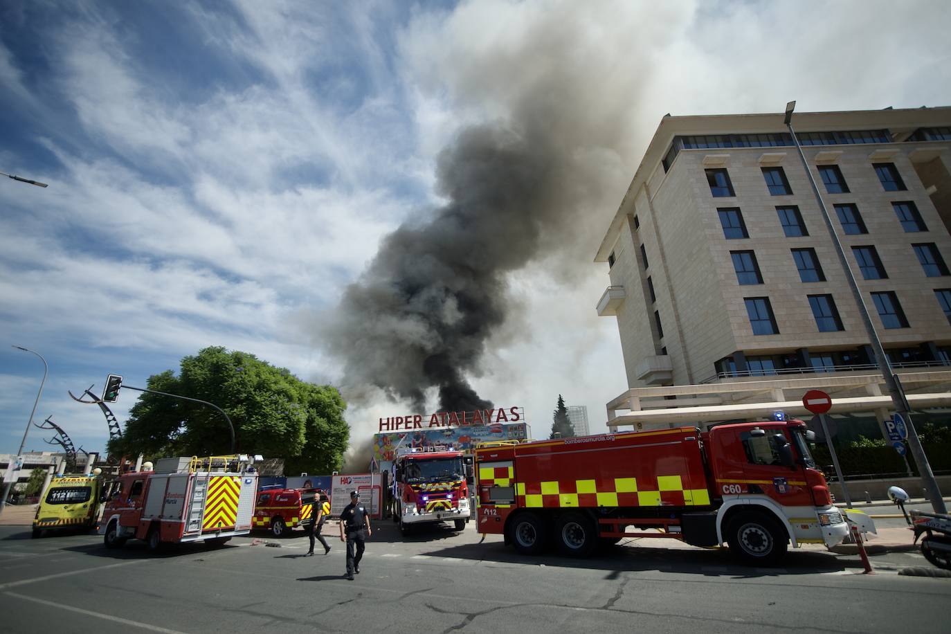 Fotos: Las llamas devoran el bazar de Atalayas en Murcia, en imágenes