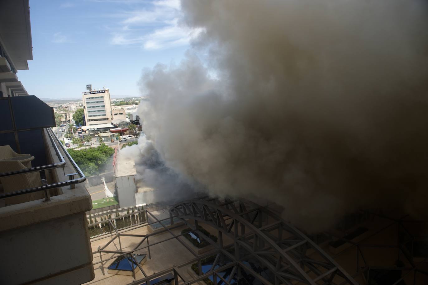 Fotos: Las llamas devoran el bazar de Atalayas en Murcia, en imágenes