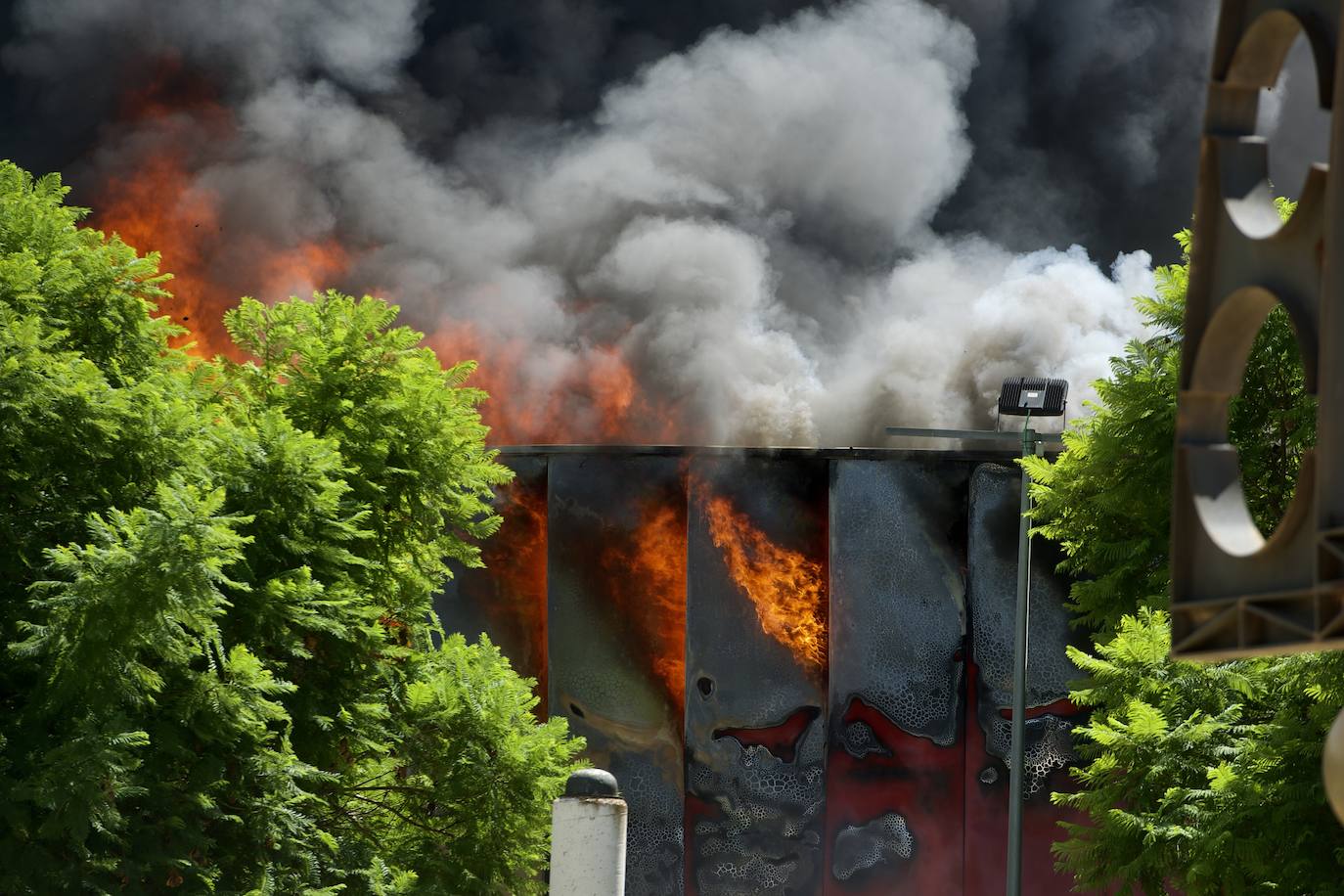 Fotos: Las llamas devoran el bazar de Atalayas en Murcia, en imágenes