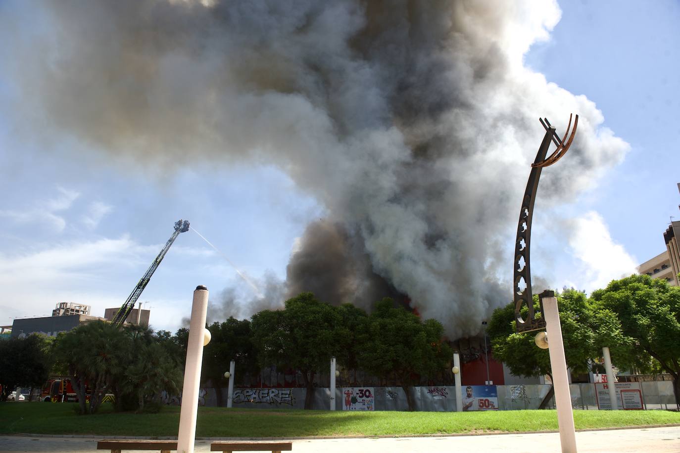 Fotos: Las llamas devoran el bazar de Atalayas en Murcia, en imágenes