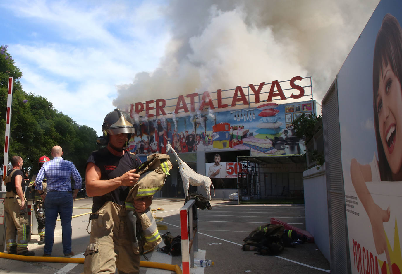 Fotos: Las llamas devoran el bazar de Atalayas en Murcia, en imágenes