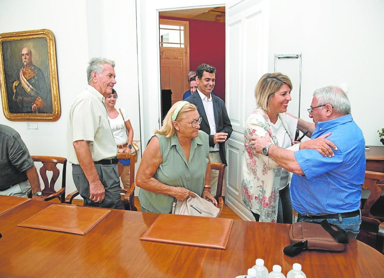 La alcaldesa saluda a un vecino, antes de la reunión. 