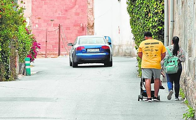 Una pareja con un carricoche recorre el último tramo de la calle Cuatro Caminos, en Zarandona. 