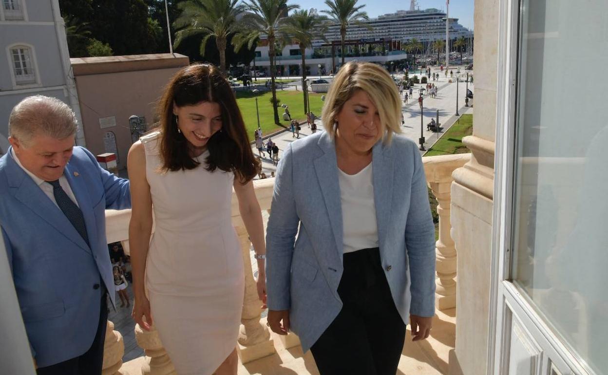 La ministra de Justicia, Pilar Llop, flanqueada por el delegado del Gobierno, José Vélez, y la alcaldesa de Cartagena, Noelia Arroyo.