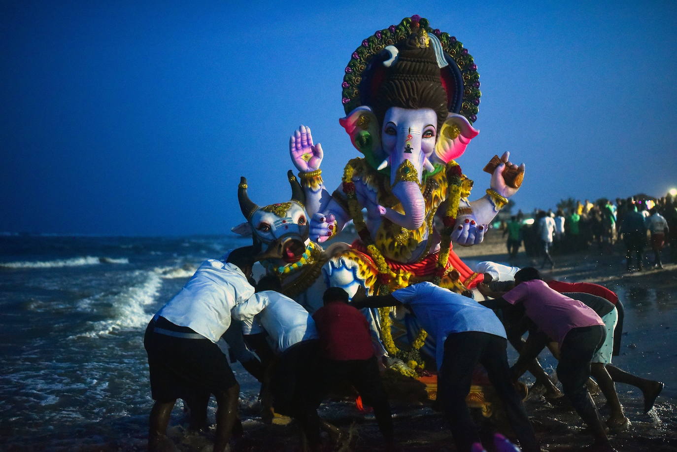 Fotos: ¡Al agua Ganesh!