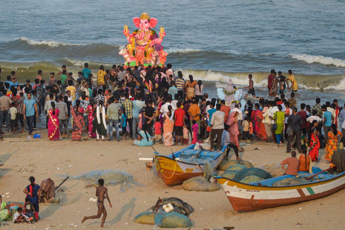 Fotos: ¡Al agua Ganesh!