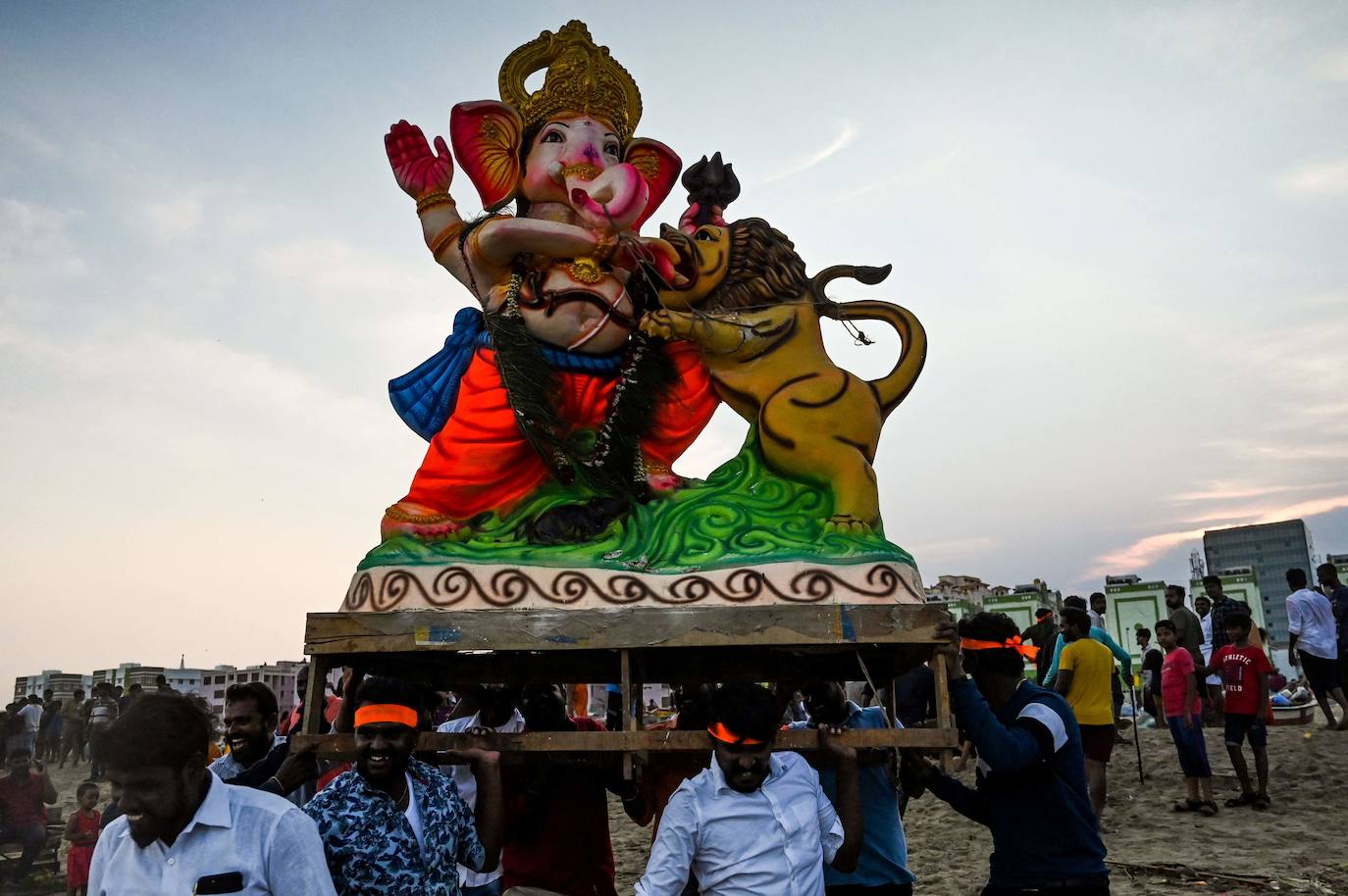 Fotos: ¡Al agua Ganesh!