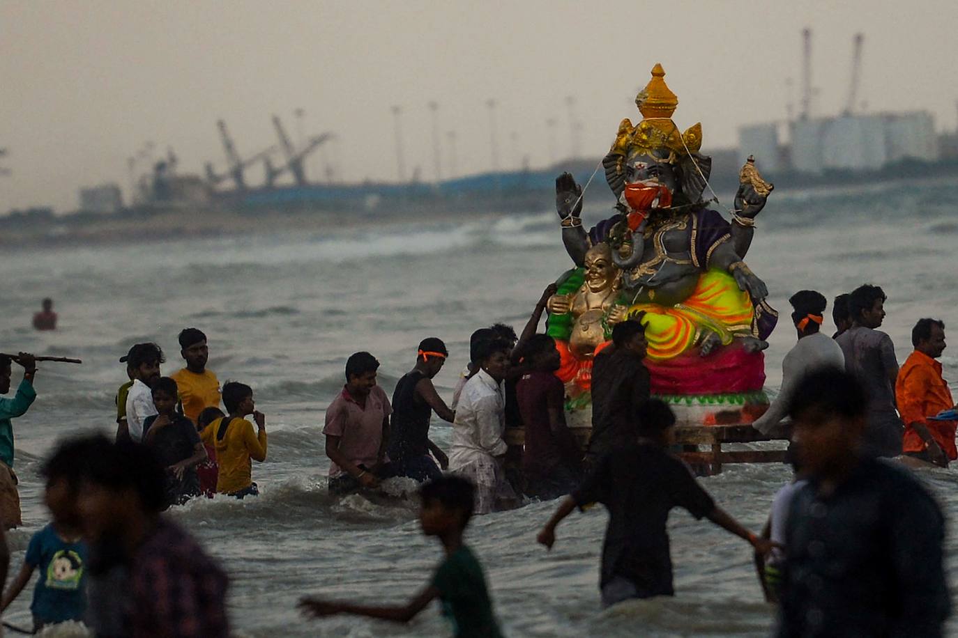 Fotos: ¡Al agua Ganesh!