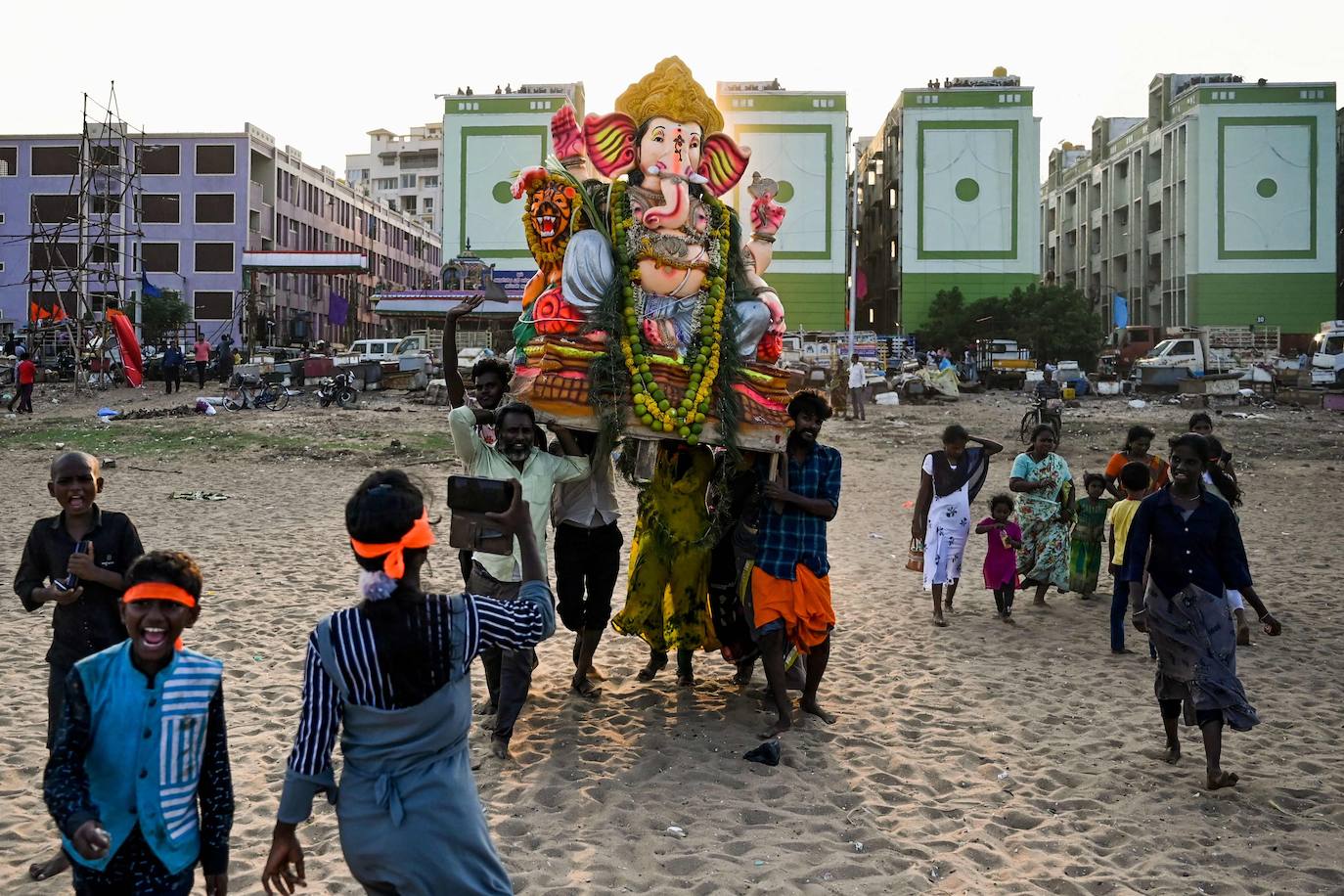 Fotos: ¡Al agua Ganesh!