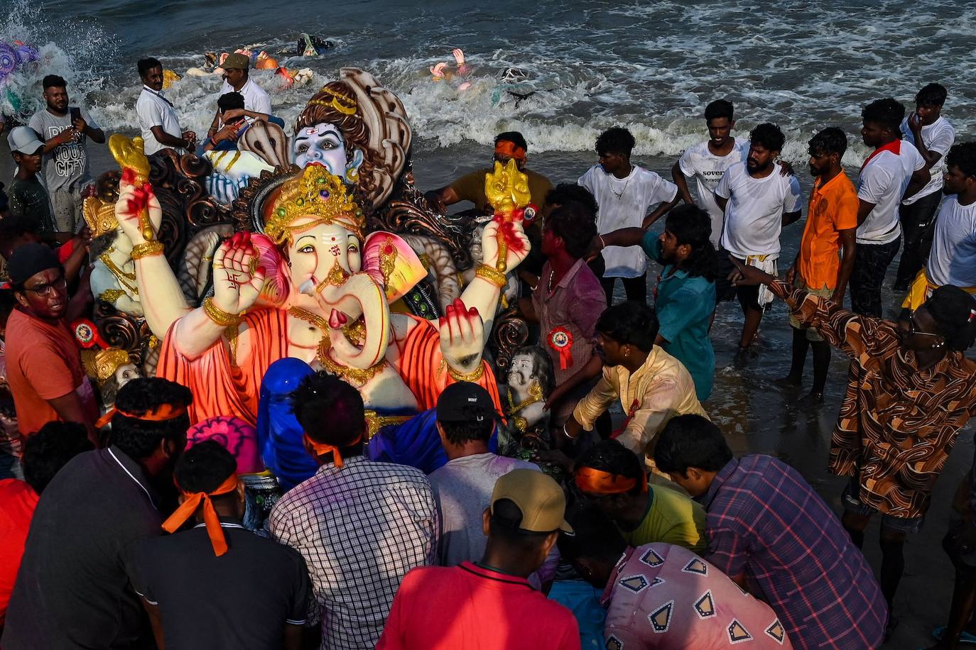 Fotos: ¡Al agua Ganesh!