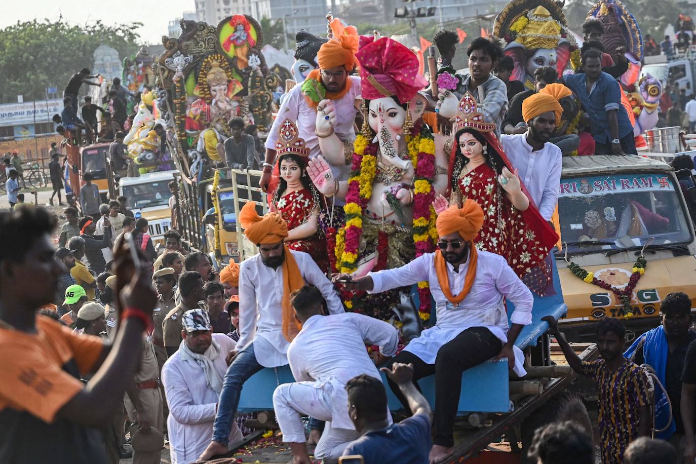 Fotos: ¡Al agua Ganesh!