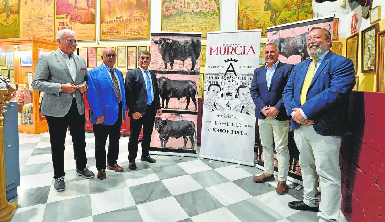 Presentación del cartel de la Corrida de la Prensa con Álfonso Avilés, Ángel Bernal, Victorino, Paco Abril y De las Heras. 