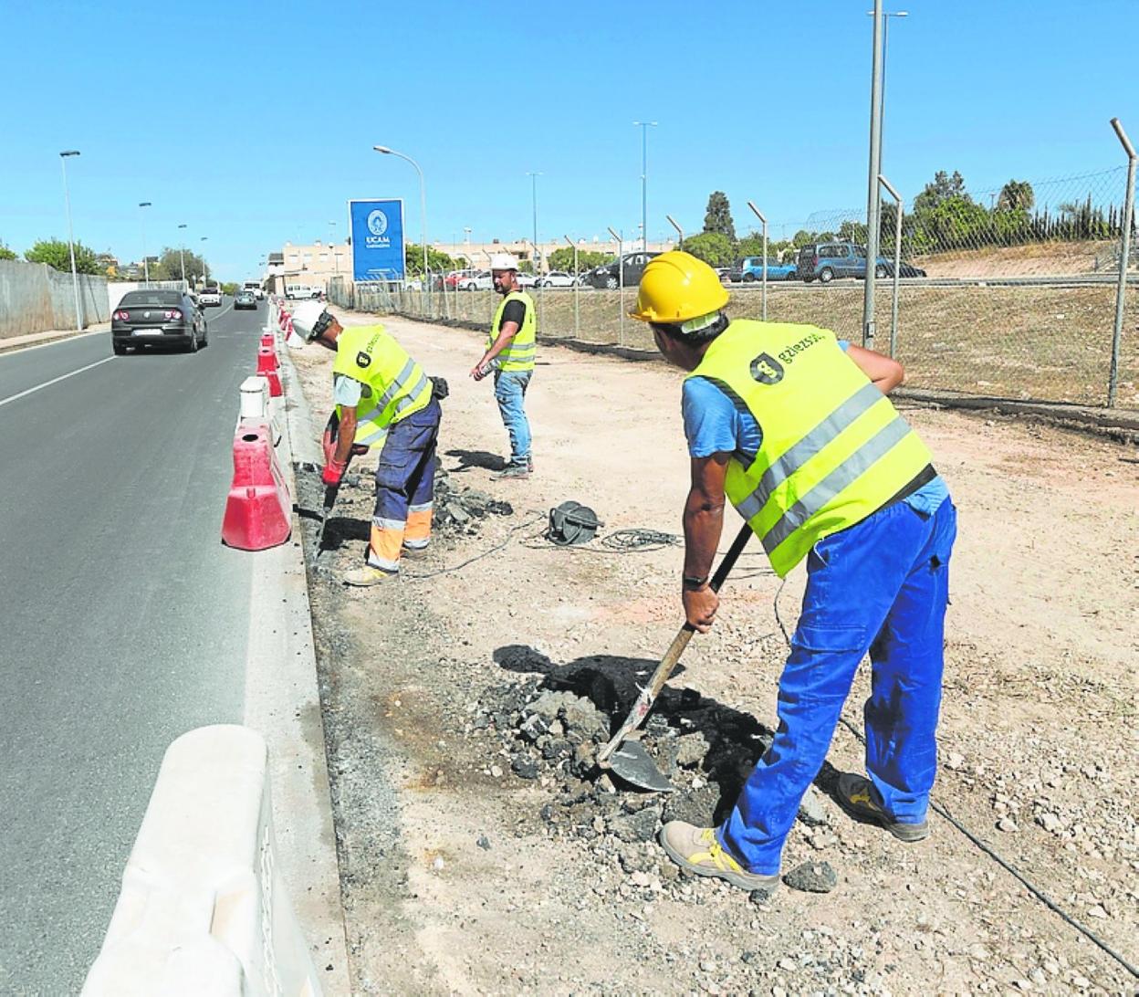 Tres obreros, ayer cerca del campus de la UCAM. 