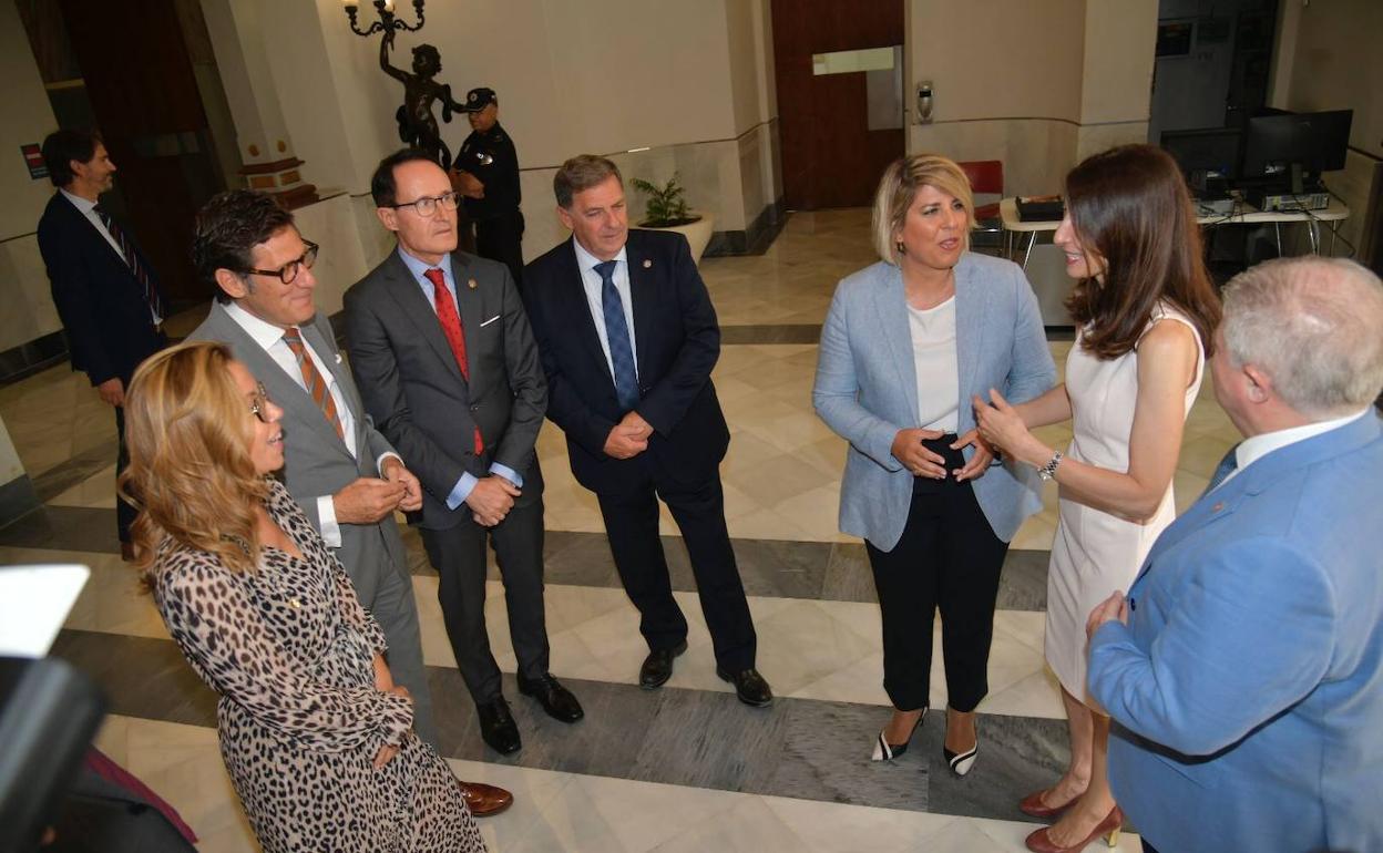 A la derecha, Arroyo conversa con la ministra Pilar Llop, en el Palacio Consistorial.