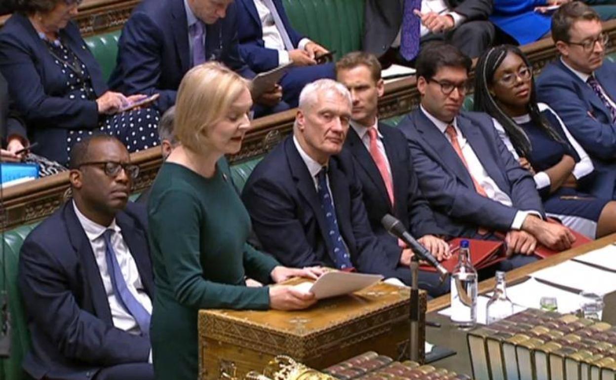 La primera ministra, Liz Truss, ha presentado este jueves ante la Cámara de los Comunes su plan para paliar la crisis actual.