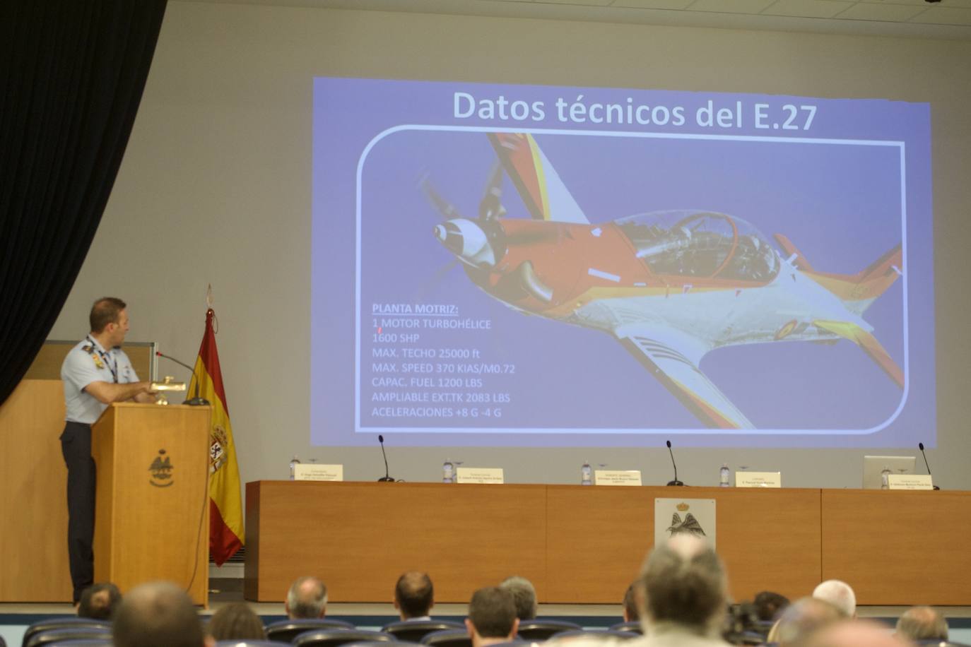 Fotos: Los futuros pilotos de la AGA estrenan un nuevo avión de entrenamiento más moderno y eficiente, en imágenes