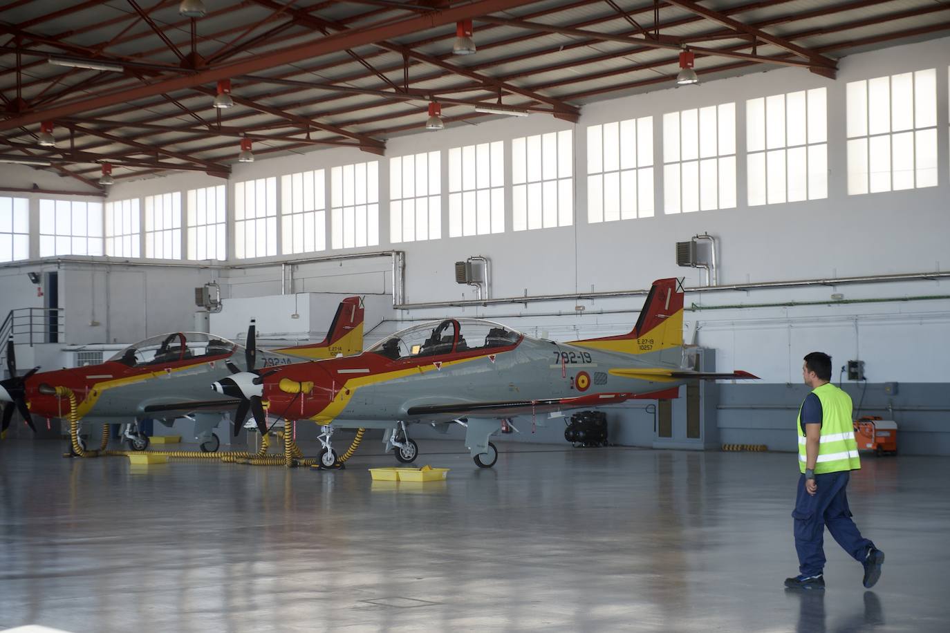 Fotos: Los futuros pilotos de la AGA estrenan un nuevo avión de entrenamiento más moderno y eficiente, en imágenes