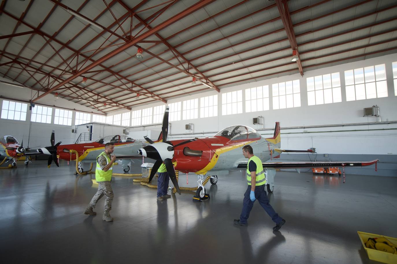 Fotos: Los futuros pilotos de la AGA estrenan un nuevo avión de entrenamiento más moderno y eficiente, en imágenes