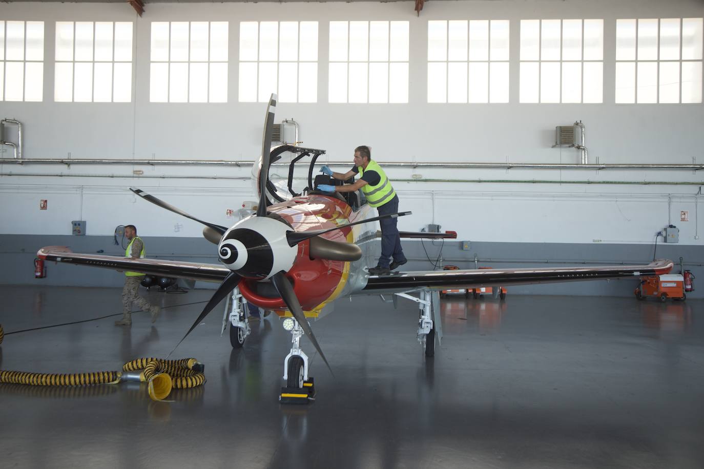 Fotos: Los futuros pilotos de la AGA estrenan un nuevo avión de entrenamiento más moderno y eficiente, en imágenes