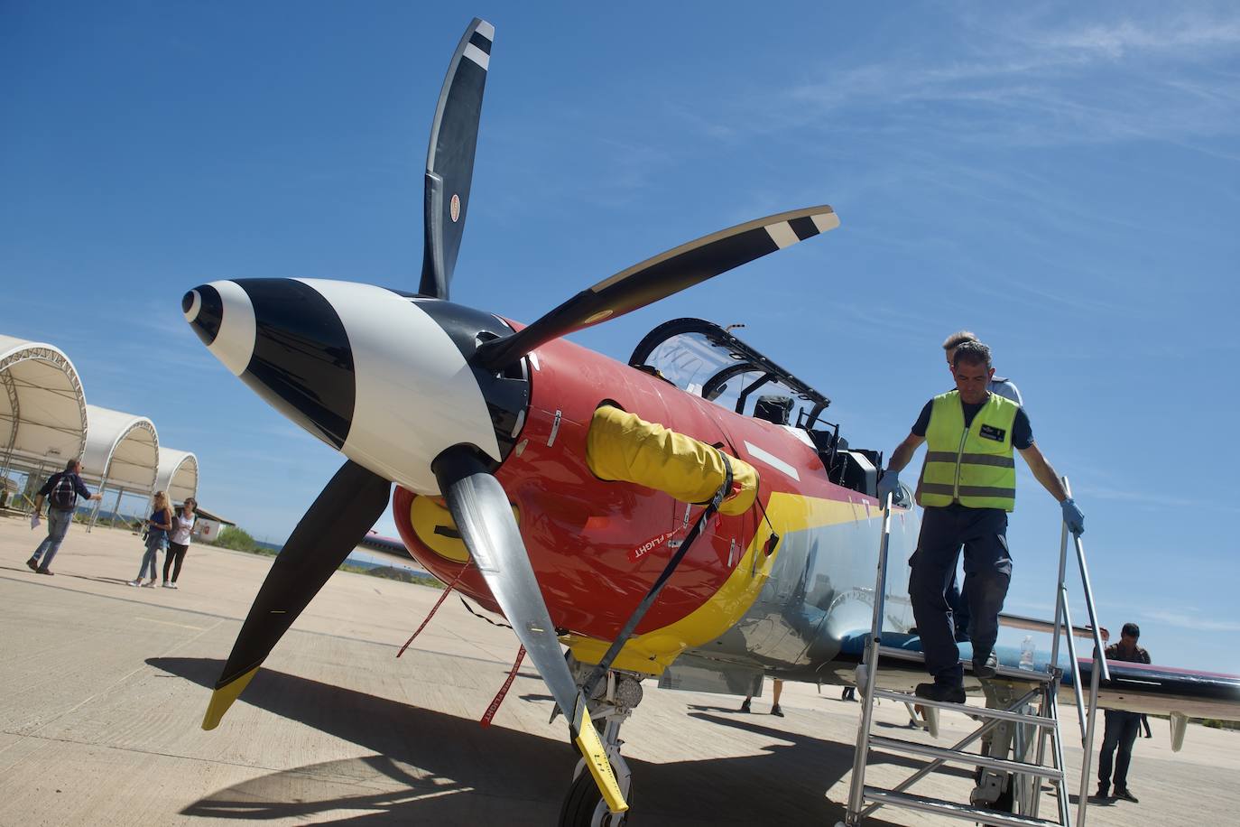 Fotos: Los futuros pilotos de la AGA estrenan un nuevo avión de entrenamiento más moderno y eficiente, en imágenes