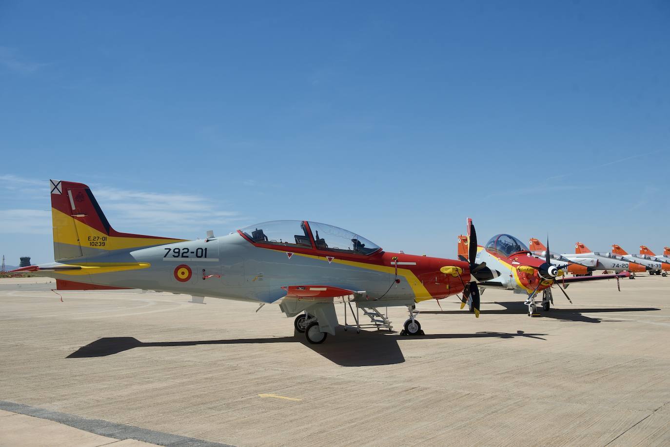 Fotos: Los futuros pilotos de la AGA estrenan un nuevo avión de entrenamiento más moderno y eficiente, en imágenes