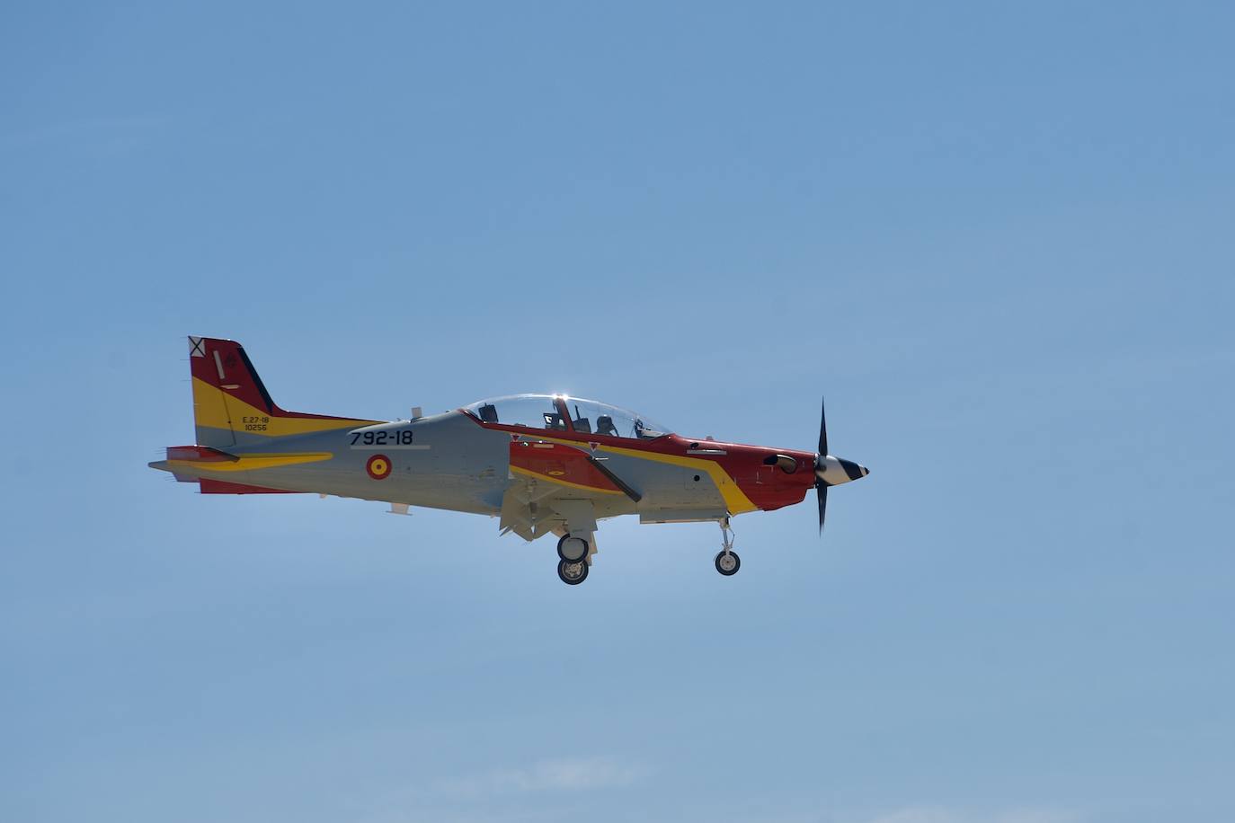 Fotos: Los futuros pilotos de la AGA estrenan un nuevo avión de entrenamiento más moderno y eficiente, en imágenes