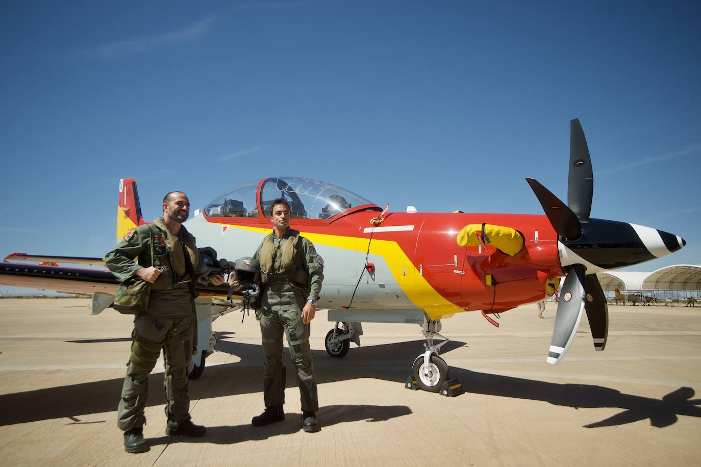 Fotos: Los futuros pilotos de la AGA estrenan un nuevo avión de entrenamiento más moderno y eficiente, en imágenes