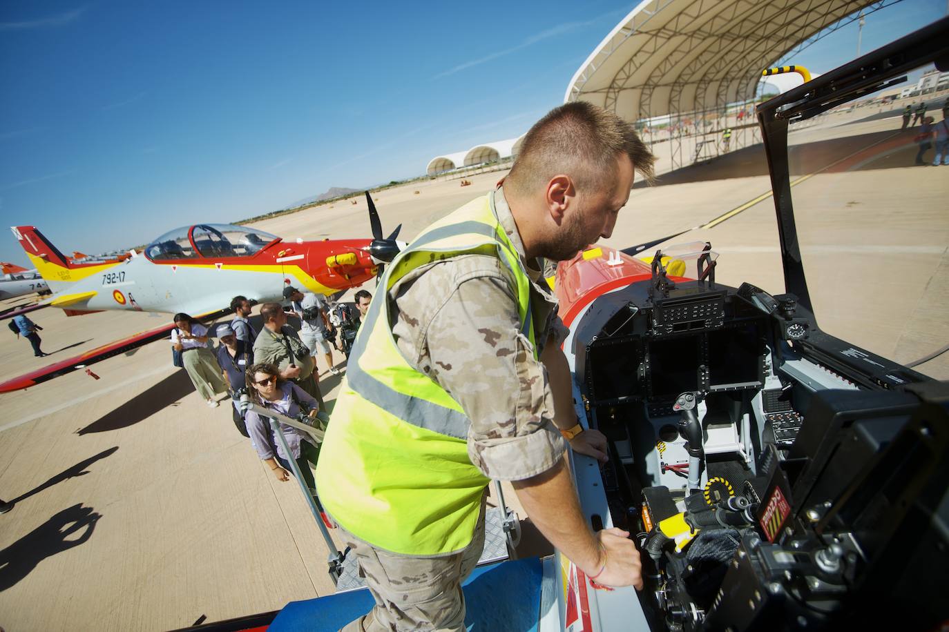 Fotos: Los futuros pilotos de la AGA estrenan un nuevo avión de entrenamiento más moderno y eficiente, en imágenes