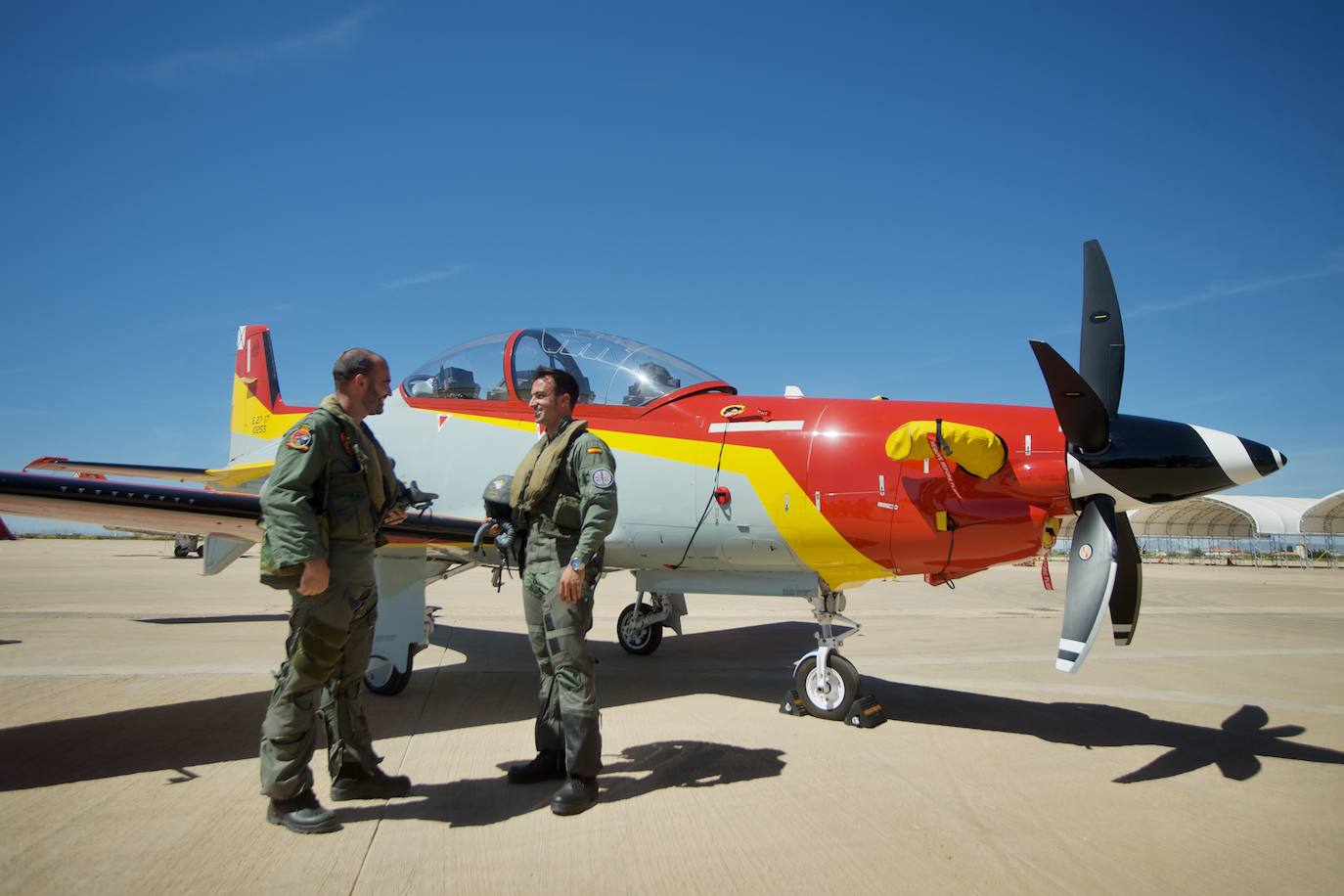 Fotos: Los futuros pilotos de la AGA estrenan un nuevo avión de entrenamiento más moderno y eficiente, en imágenes