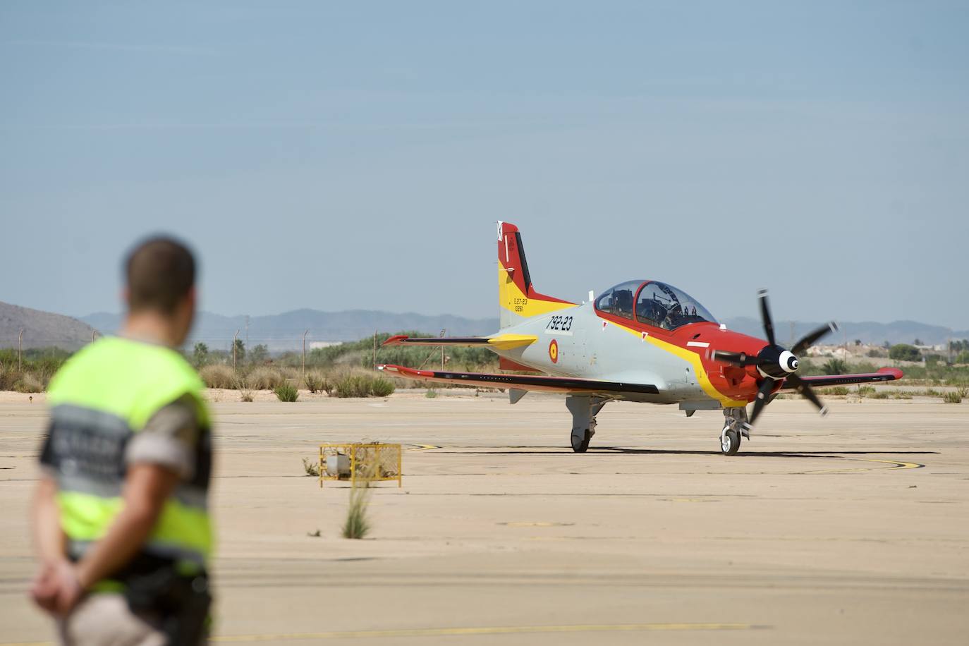 Fotos: Los futuros pilotos de la AGA estrenan un nuevo avión de entrenamiento más moderno y eficiente, en imágenes