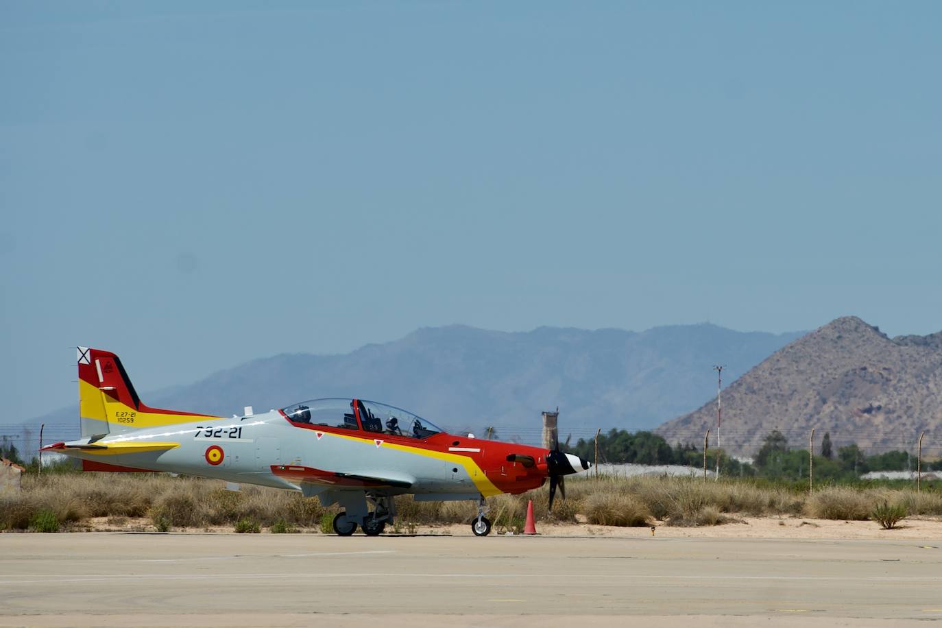 Fotos: Los futuros pilotos de la AGA estrenan un nuevo avión de entrenamiento más moderno y eficiente, en imágenes