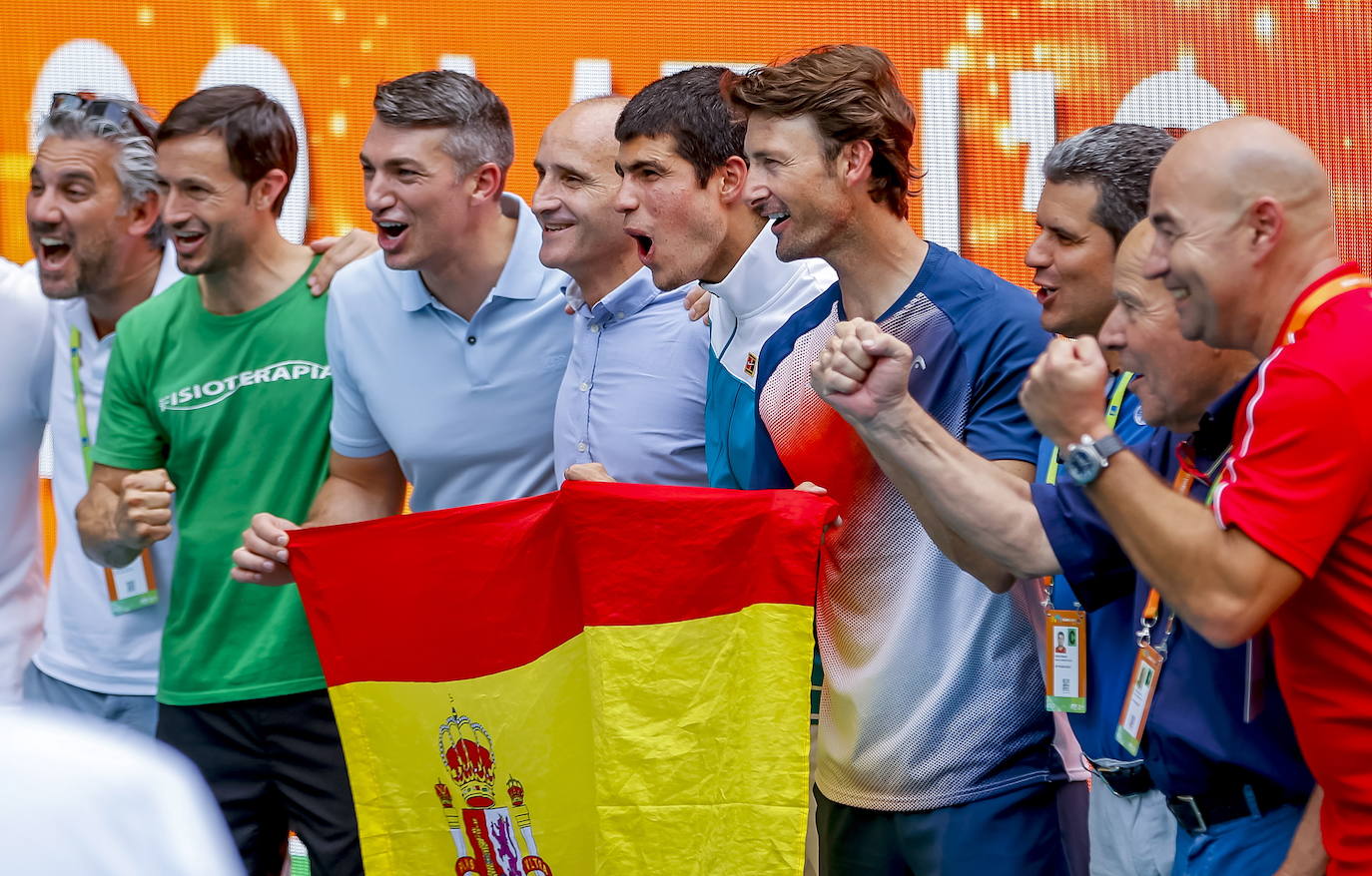 El primer gran torneo, que supuso su consolidación, llegó sobre pista rápida. El pupilo de Ferrero se convirtió en abril en el primer español que conquistaba el Masters 1000 de Miami al barrer en la final a Casper Ruud. En la foto, con su equipo.