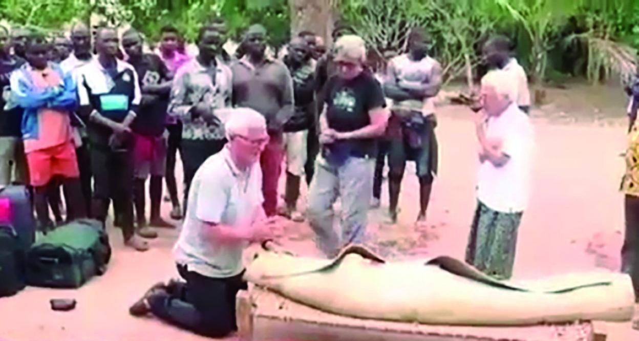 Ángeles (dcha.), junto al cuerpo de la religiosa fallecida, en una imagen de la televisión mozambiqueña. 