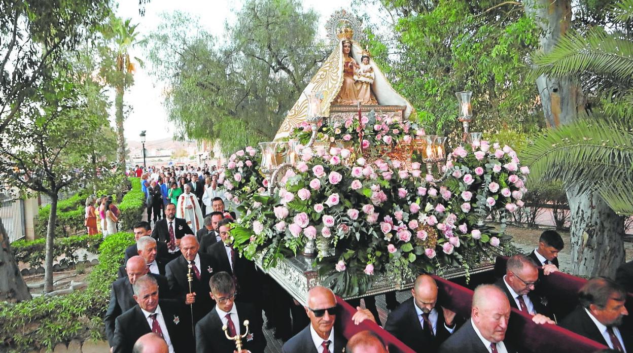 La Virgen de las Huertas, ayer, durante la procesión en su trono portado por los Mozos del Convento. 