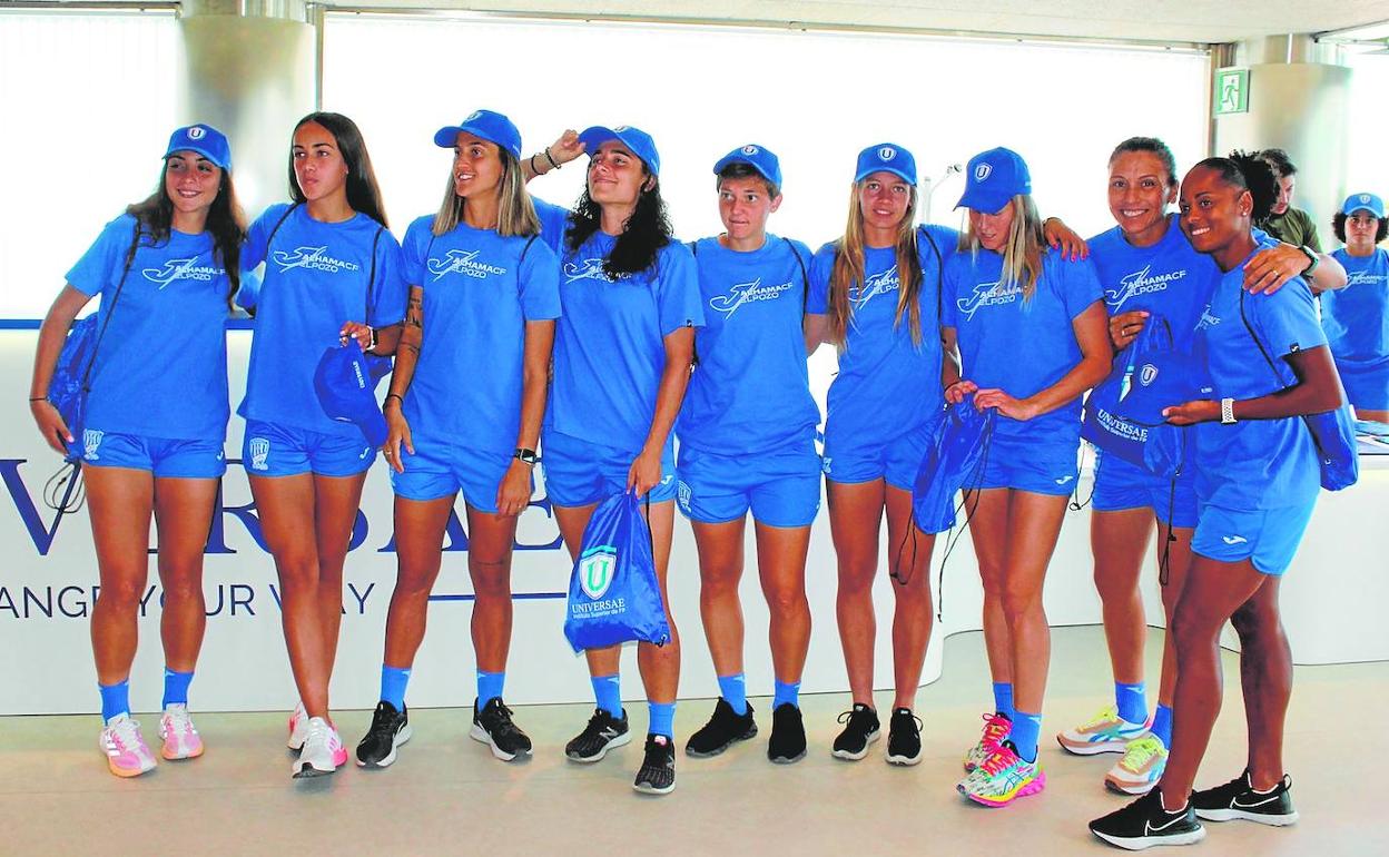 Un grupo de jugadoras del Alhama CF ElPozo, el pasado jueves en su visita al instituto Universae de Murcia.