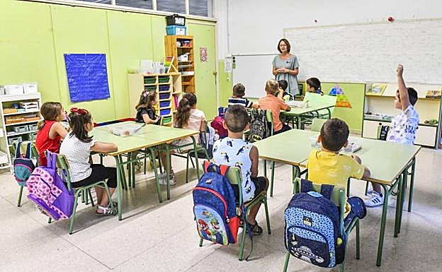 Alumnos del colegio Saavedra Fajardo de Algezares, en Murcia, en clase con su maestra. 