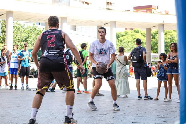 Tres participantes disputan un partido en el XI Encuentro de Baloncesto Solidario 3x3 de Astrapace.