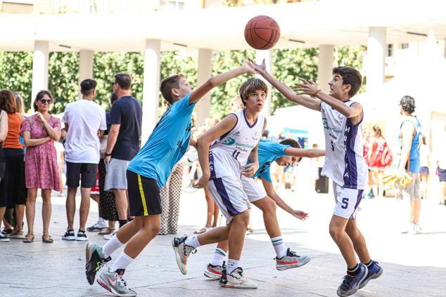 Tres participantes disputan un partido en el XI Encuentro de Baloncesto Solidario 3x3 de Astrapace.